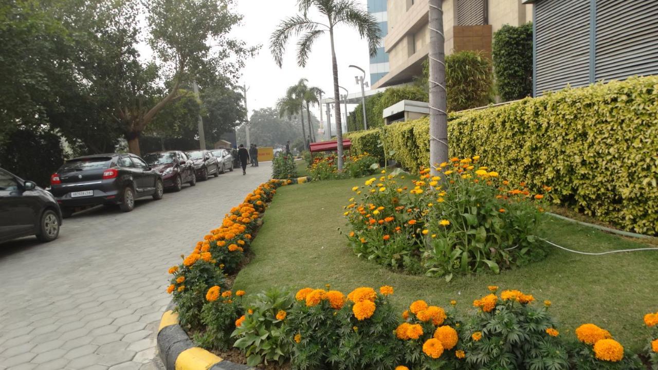 Ramada Gurgaon Central Exterior foto